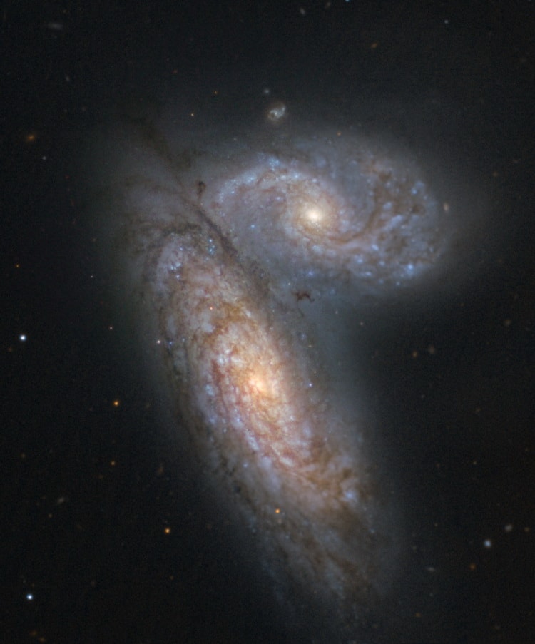 کهکشان‌های NGC 4567 و NGC 4568 که با نام کهکشان دوقلوهای سیامی شناخته می‌شدند.